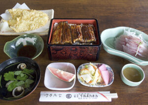 魚又　うな重 上（吸い物・新香・フルーツ付）2,500円・なまずの天ぷら 時価・鯉のあらい 420円